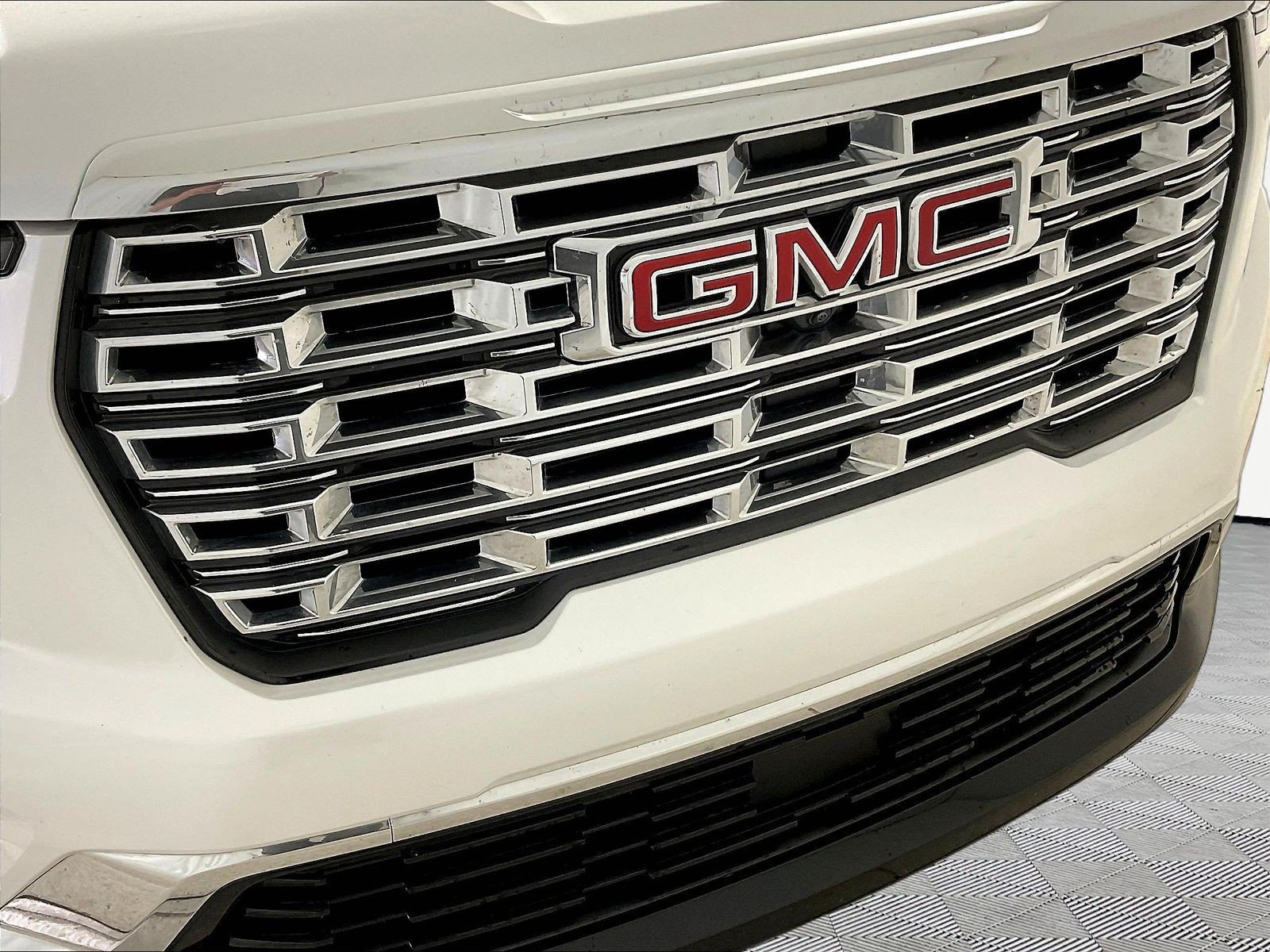 Used 2025 GMC Acadia Denali FWD image 34
