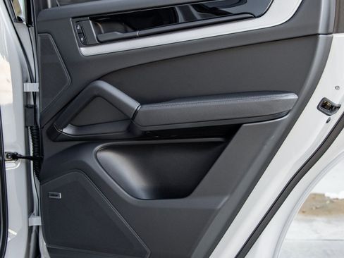 Certified 2025 Porsche Cayenne E-Hybrid Coupe image 36