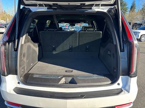 Used 2024 Cadillac Escalade ESV Luxury image 11