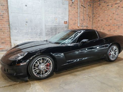 Used 2008 Chevrolet Corvette Coupe w/ Z51 Performance Package RWD image 9