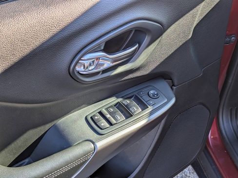 Used 2019 Jeep Cherokee Latitude Plus w/ Comfort/Convenience Group image 11