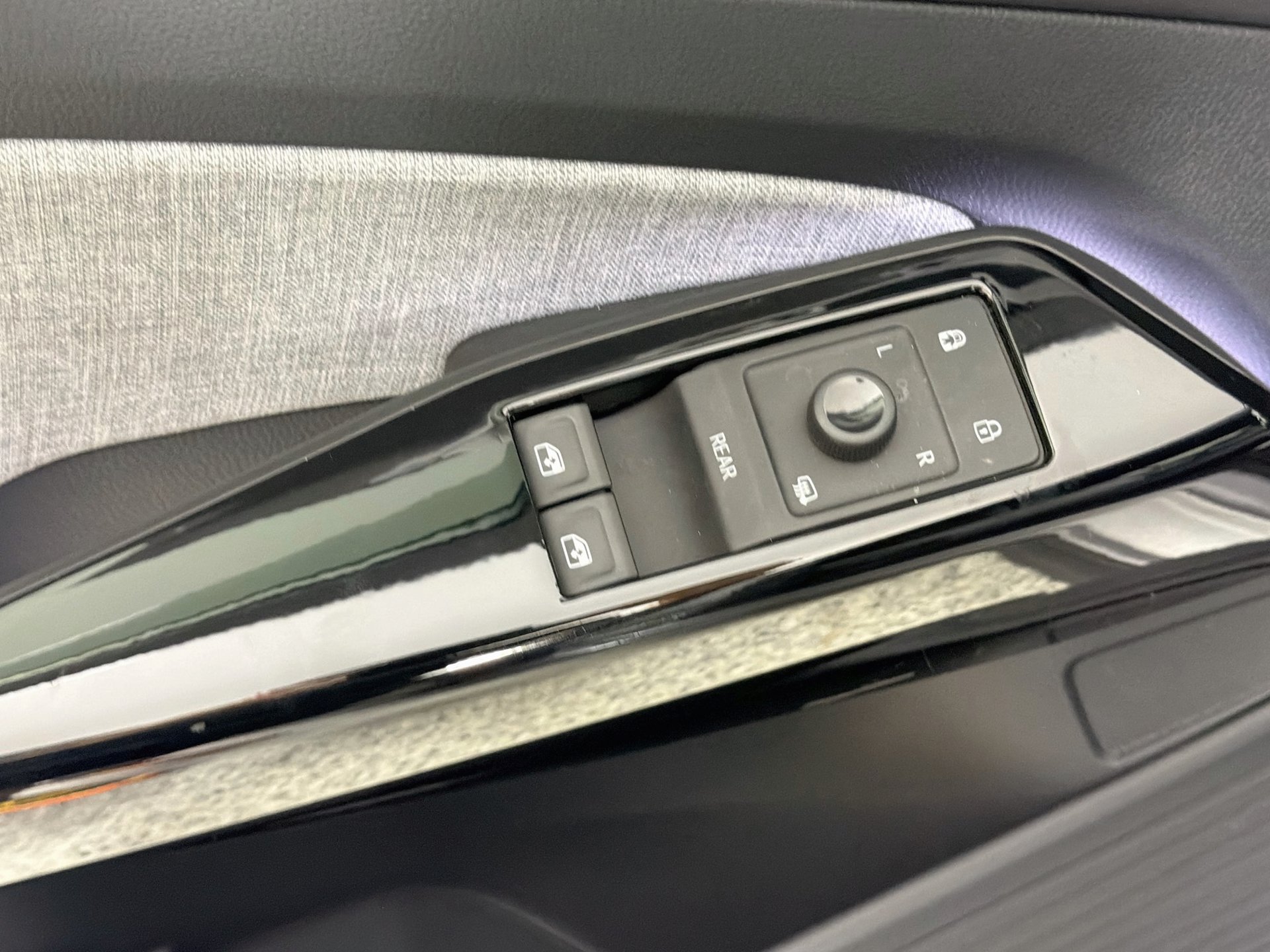 Certified 2025 Volkswagen ID.4 Pro RWD image 18