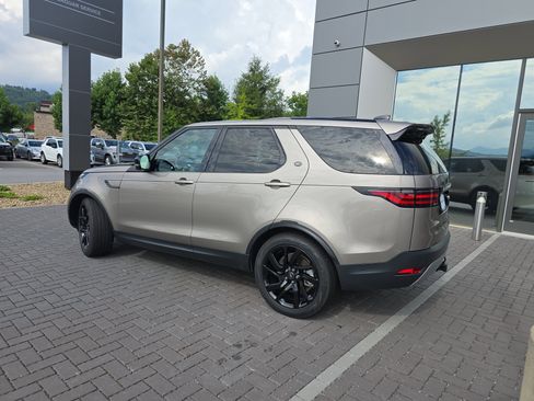 Certified 2025 Land Rover Discovery S image 9
