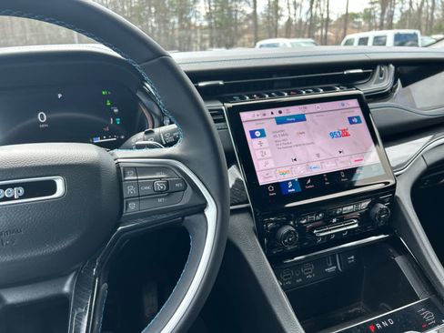 Used 2022 Jeep Grand Cherokee Trailhawk image 18