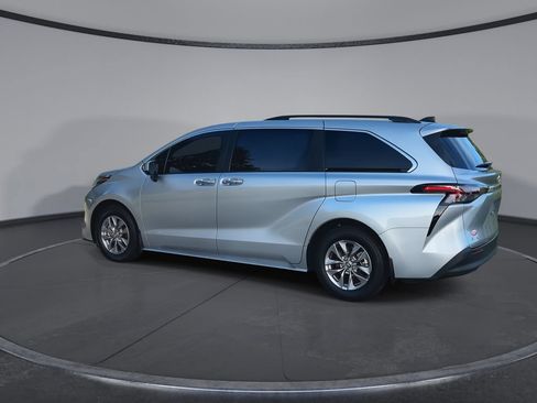 Used 2025 Toyota Sienna XLE FWD image 6