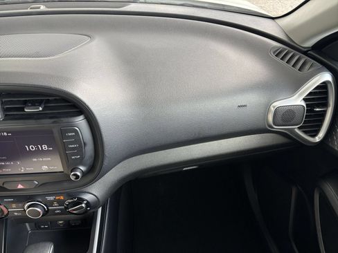 Used 2025 Kia Soul LX w/ LX Technology Package FWD image 35