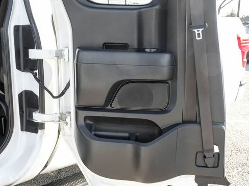 Used 2017 Nissan Titan SV image 40