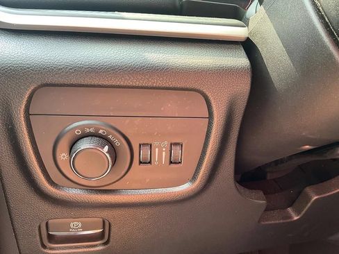Used 2023 Jeep Grand Cherokee Laredo w/ Luxury Tech Group I AWD/4WD image 13