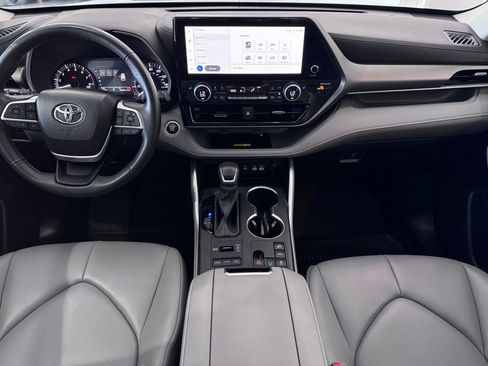 Used 2024 Toyota Highlander XLE AWD/4WD image 14