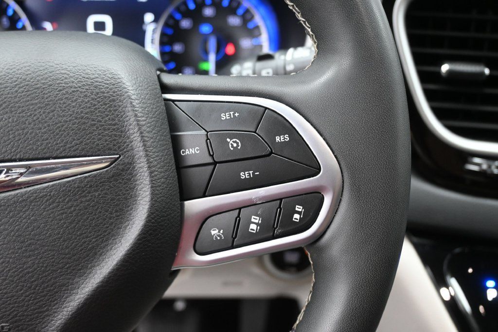 Used 2024 Chrysler Pacifica Touring-L FWD image 11