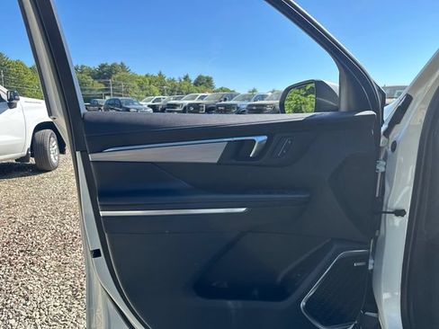Used 2025 Buick Enclave Preferred AWD/4WD image 25