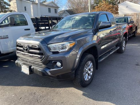 Used 2017 Toyota Tacoma 2WD Access Cab image 24
