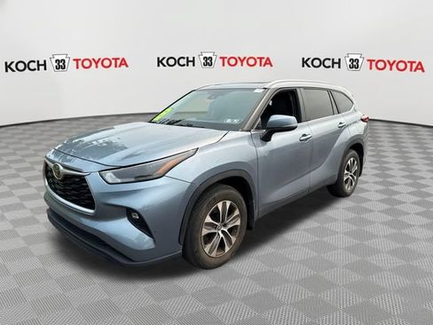 Used 2023 Toyota Highlander XLE AWD/4WD image 3