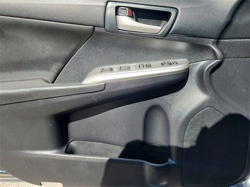 Used 2014 Toyota Camry SE image 18