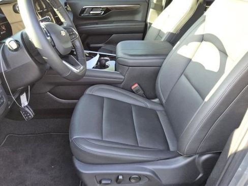 Used 2025 Chevrolet Suburban LT w/ Comfort Package AWD/4WD image 2