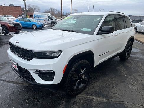 Used 2023 Jeep Grand Cherokee Limited w/ Luxury Tech Group II image 4