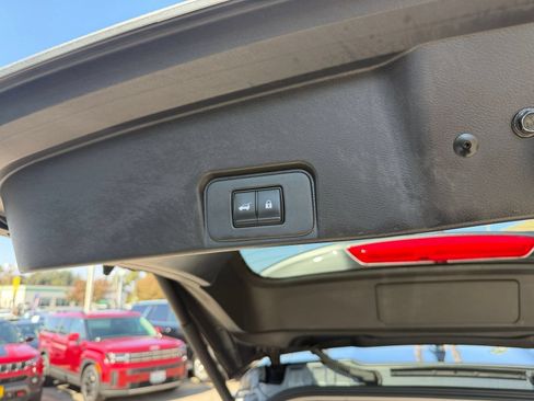 Used 2025 Nissan Rogue SV FWD image 22