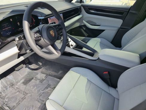 New 2025 Porsche Macan 4 Electric image 4