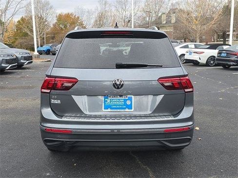 Used 2023 Volkswagen Tiguan SE w/ Panoramic Sunroof Package image 5