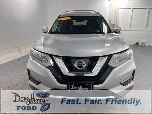 Used 2017 Nissan Rogue SV w/ SV Premium Package image 2