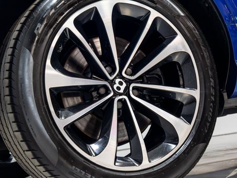 Used 2021 Bentley Bentayga w/ First Edition Specification AWD/4WD image 27