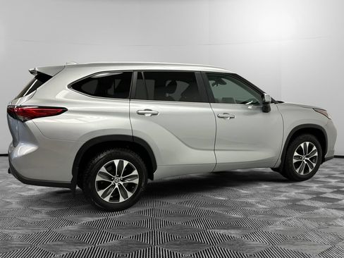 Used 2023 Toyota Highlander XLE AWD/4WD image 6