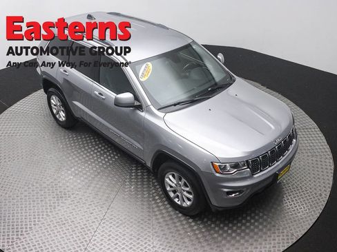 Used 2021 Jeep Grand Cherokee Laredo w/ Security & Convenience Group AWD/4WD image 3