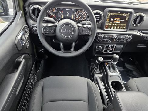 Used 2023 Jeep Gladiator Willys image 13