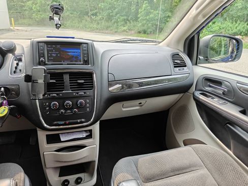 Used 2019 Dodge Grand Caravan SE w/ UConnect Hands-Free Group FWD image 27