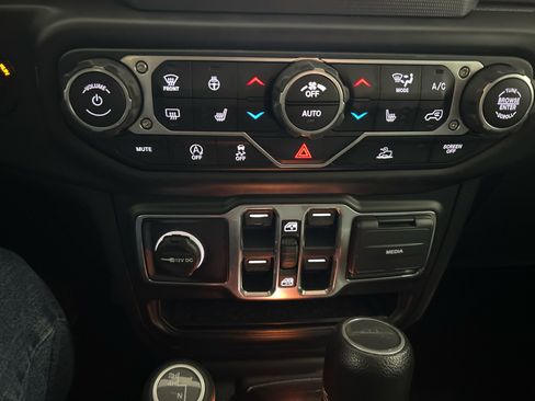 Used 2020 Jeep Gladiator Sport w/ Technology Group image 15