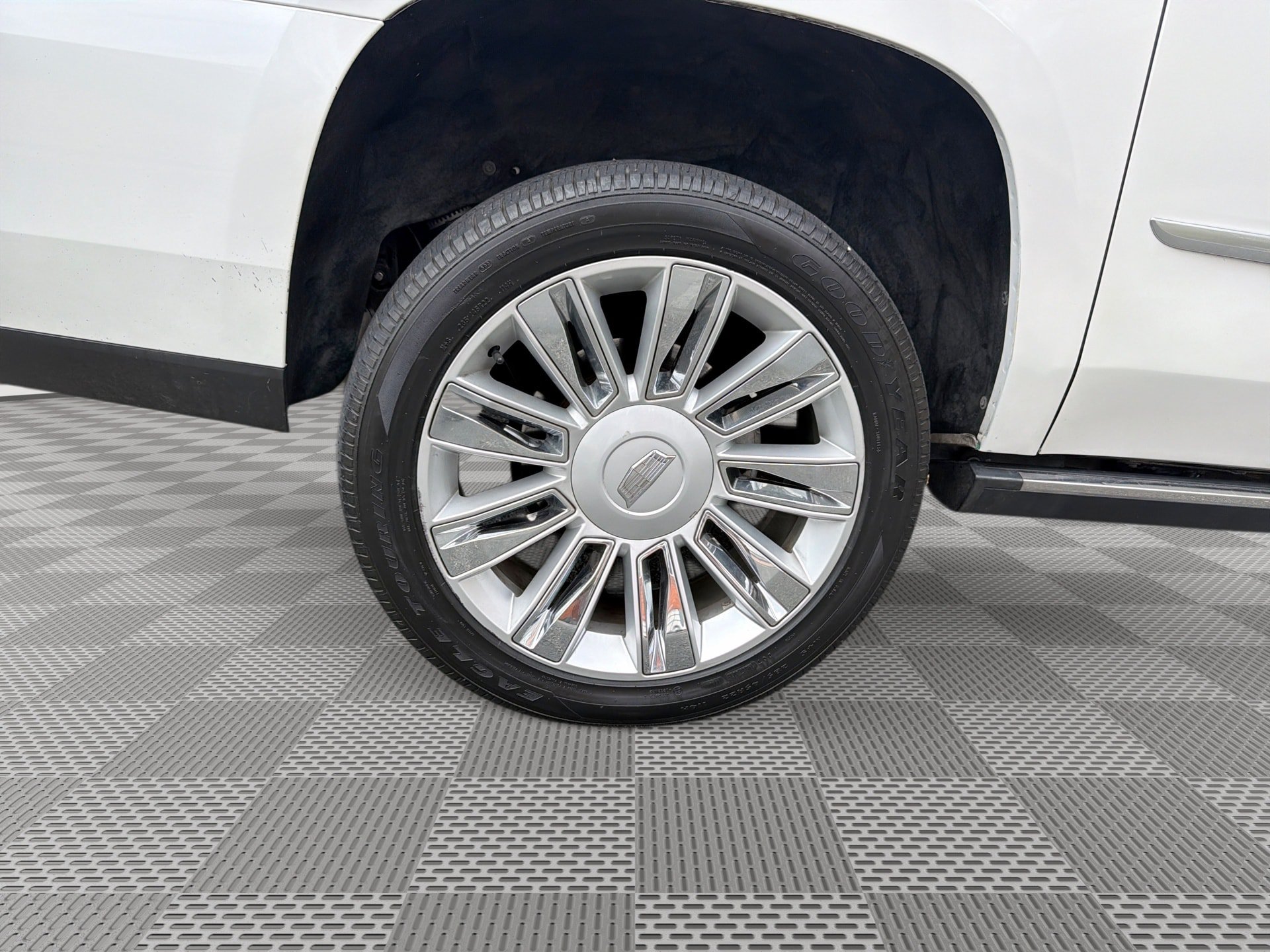 Used 2018 Cadillac Escalade ESV Platinum RWD image 30