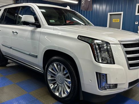 Used 2019 Cadillac Escalade Premium Luxury image 2