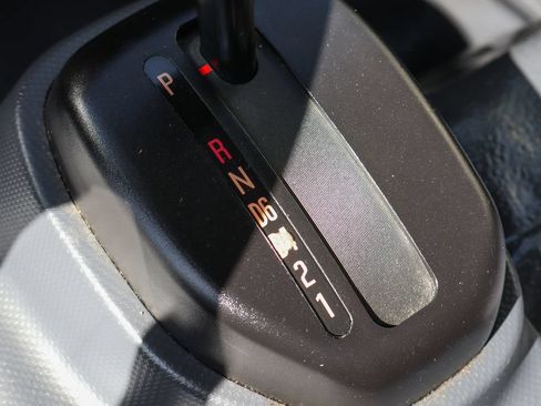 Used 2024 Isuzu NPR RWD image 28