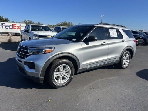 Used 2022 Ford Explorer XLT image 3