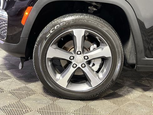 Used 2023 Jeep Grand Cherokee Limited w/ Trailer Tow Prep Group (B) AWD/4WD image 13
