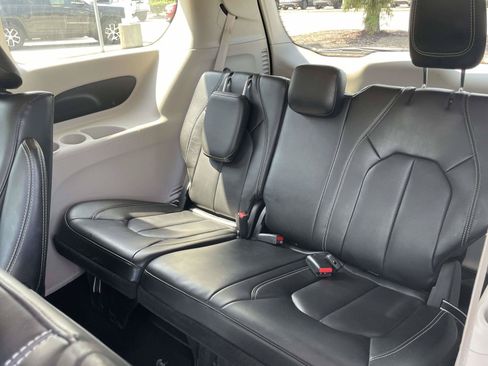 Used 2023 Chrysler Pacifica Touring-L FWD image 11