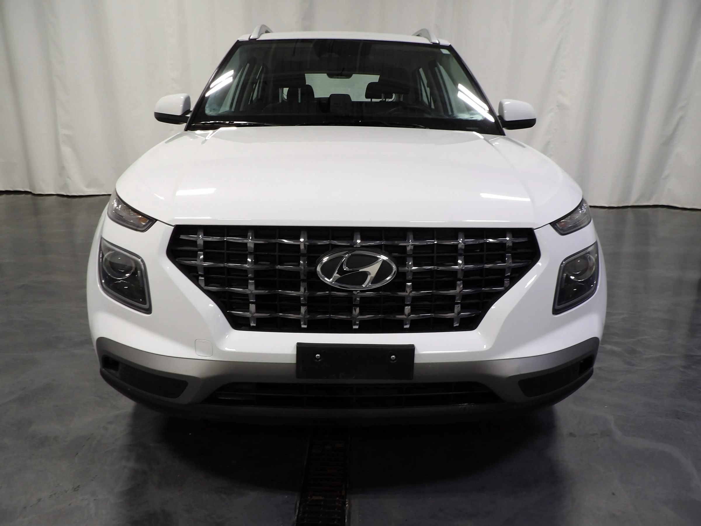 Used 2025 Hyundai Venue SEL FWD image 2