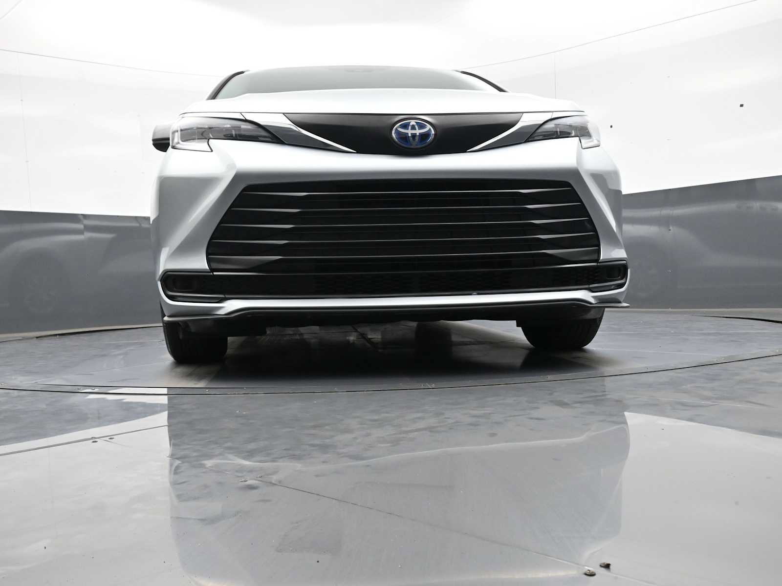 Used 2025 Toyota Sienna LE FWD image 27