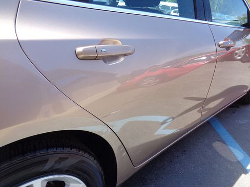 Used 2018 Chevrolet Malibu LT w/ LPO, Convenience Package 2 FWD image 2