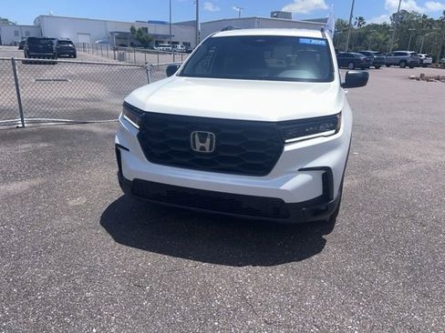 Used 2025 Honda Pilot Sport image 2