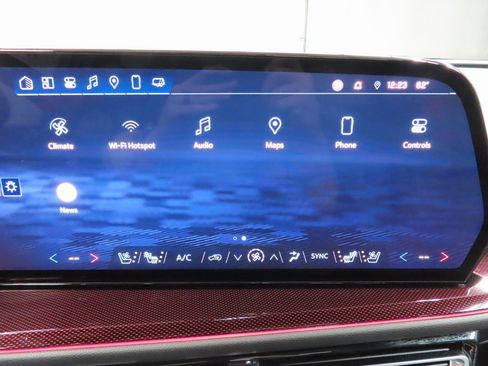 Used 2024 Chevrolet Traverse RS image 25