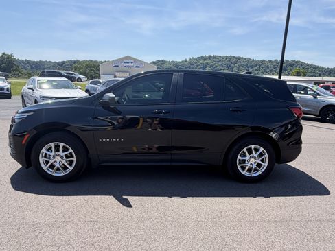 Used 2024 Chevrolet Equinox LS w/ LS Convenience Package FWD image 2