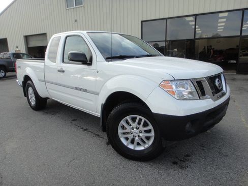 Used 2020 Nissan Frontier SV image 3