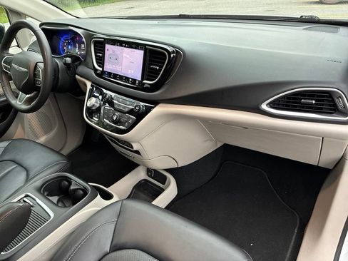 Used 2024 Chrysler Pacifica Touring-L FWD image 34