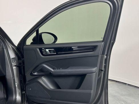 Used 2023 Porsche Cayenne Coupe image 25