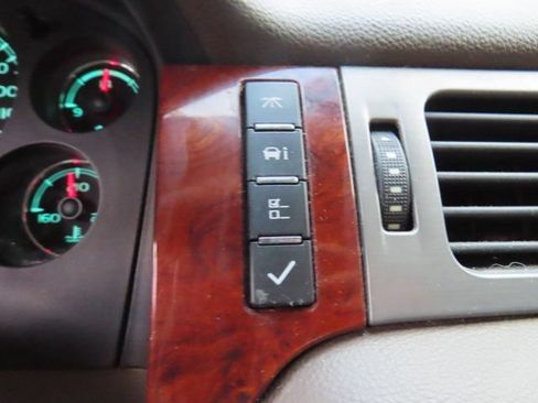 Used 2014 Chevrolet Suburban LT RWD image 26