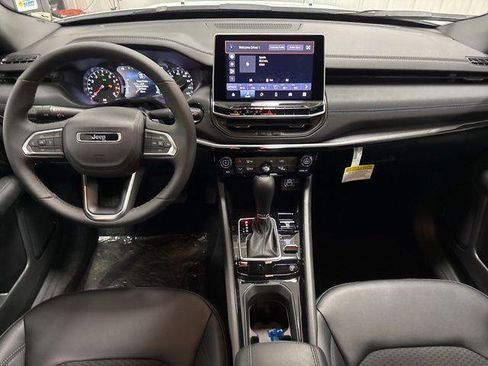 Used 2026 Jeep Compass Latitude AWD/4WD image 12