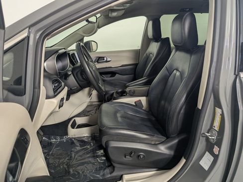 Used 2022 Chrysler Pacifica Touring-L FWD image 14
