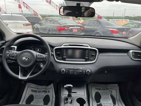 Used 2018 Kia Sorento FWD image 17