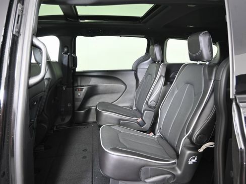 New 2026 Chrysler Pacifica Limited image 19